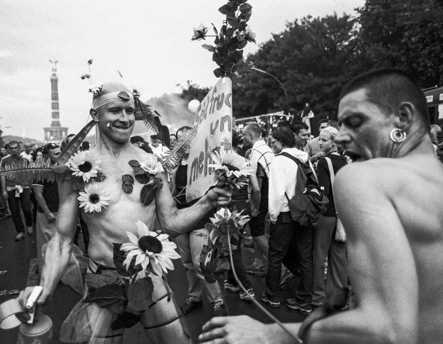 Love Parade Berlin — black and white photograph of a raver decorated with sunflowers near the Victory Column